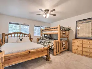 Spacious Sun-up Bay Cabin, 20 Min to Downtown Cda!