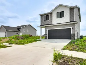 13 Mi to Dtwn Fargo: North Dakota Family Home!