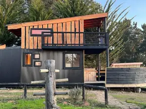 Preciosa Mini-Casa-Bote Bien Ubicada y Linda Vista