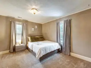 2 Mi to Dtwn: Spacious Apartment in Joliet