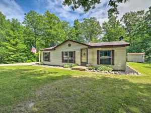 Cozy Hale Home Between Long & Loon Lakes!
