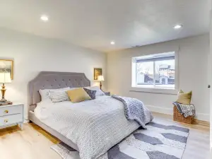Private Pool & Hot Tub: Luxe Unit Near Uta Train!