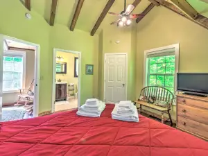 3 Mi to Museums Smoky Mountains Cabin with Deck