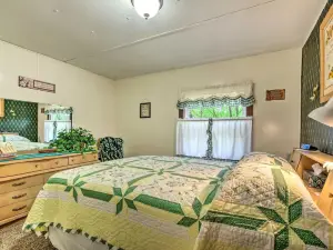 Unique Creekside Escape - Enjoy on-Site Goats!
