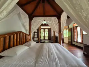 Sam's Bungalows and Treks