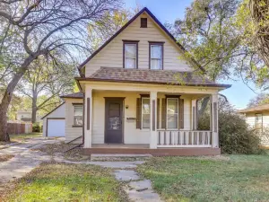 3 Mi to Golf - Beatrice Vacation Home!