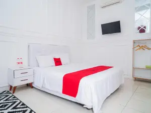 RedDoorz Syariah at Aura Homestay
