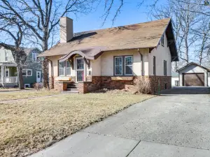 Spacious Detroit Lakes Home Walk to Downtown!