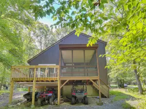 Screened Porch and Deck Pet-Friendly Poconos Escape