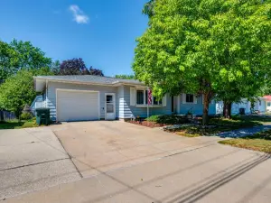 Pet-Friendly Waterloo Abode with Deck!