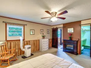 Fire Pit & Mountain Views: Quiet Sparta Getaway