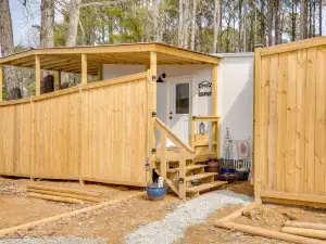8 Mi to Cathedral Caverns: Tiny Home Hideaway