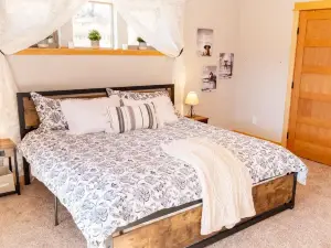 King Bed-Spacious and Private, Views Are Included