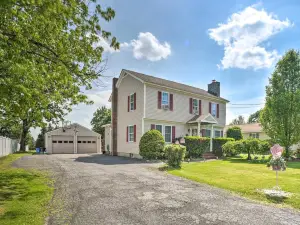 Stylish Suburban Getaway, 10 Miles to Royal Mtn!