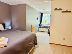 Urban Farmhouse- King Bed!