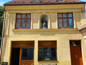 Demaris