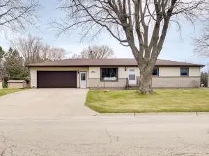 Bright Algoma Home 1 Mi to Lake Michigan!