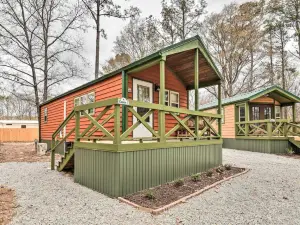 Charming New Bern Log Cabin - Pets Welcome!