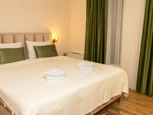 Merak Rooms & Caffe Bar