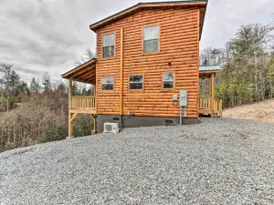 Cozy Mtn Cabin Spacious Deck and Forest Views!