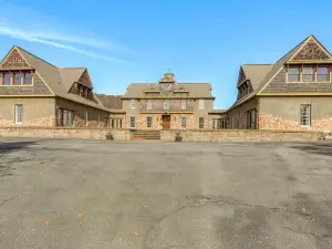 On-site Hiking: Expansive Retreat in Kingsport!