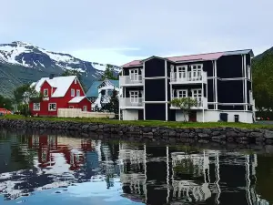 Við Lónið Guesthouse