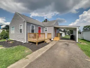 Deck & Patio: Inviting Abode in Natrona Heights!