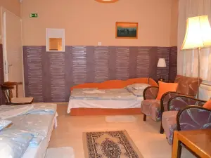 Var-Lak Vendeghaz