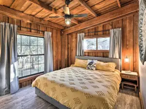 Fort White Retreat: Deck & River Access!