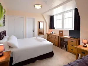 Stones Hotel and Bar