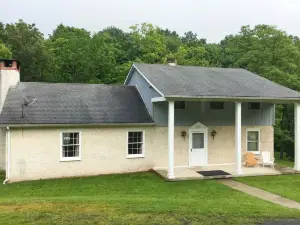 Serene Saxton Lodge 7 Mi to Lake Raystown!