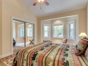 Lake-View Condo with Covered Deck in Hiawassee!
