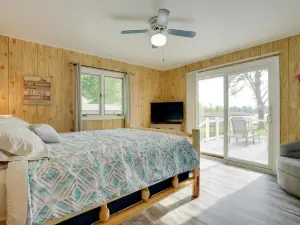 Lakefront Home in Hartford: Hot Tub, Kayaks & Dock