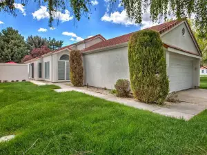 Gorgeous 2 Bed/2ba Home with Garage!