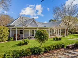 Chanticleer Gardens Barn Cottage with a Pool
