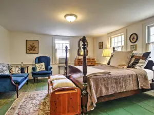 Historic Huntington Home - Walk to Westfield River