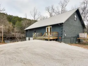 Tranquil Creekside Hideout: Families Welcome!