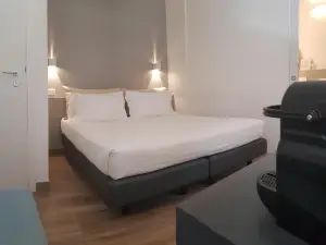 Sarzana's Rooms