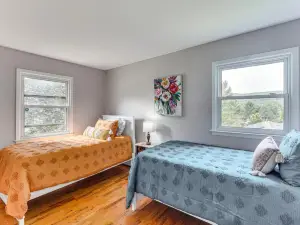 Family Home Close to Warwick, 5 Mi to Lake!