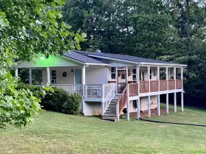 Beautiful 2 Br 1 BA Cabin in Blue Ridge Mountains: the Little White House