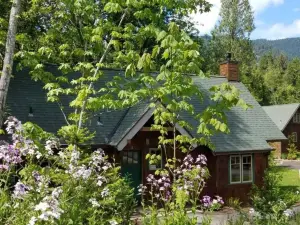Wooded Bliss Riverfront Sanctuary on the Mckenzie