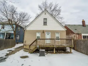 "Elizabeth Lake House" ~Sleeps 7~ Pontiac/GM Exec