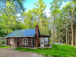 Cozy Cabin w Fireplace and Sauna