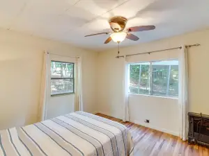 Edgemont Home with Deck about 9 Mi to Greers Ferry Lake!
