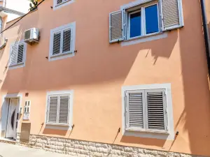 Sunny Old Town Apartment