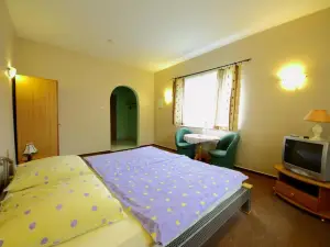 Restaurant & Hostel "Broadway"