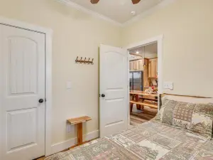 Covered Porch & Fire Pit: Cabin in Richland