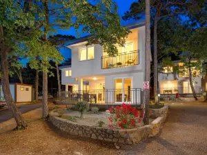 Holiday Homes Oštro