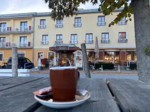 Simon - Hotel & Café