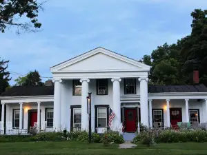 Glass Magnolia Bed & Breakfast